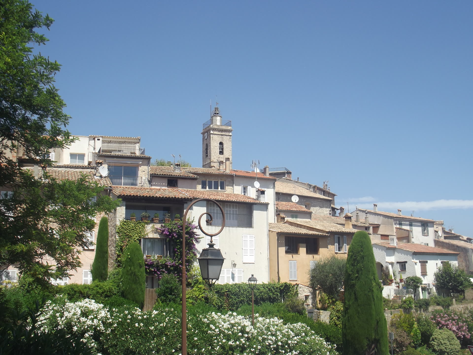 Mougins, vieux village en pierre, lumière fin d'après-midi