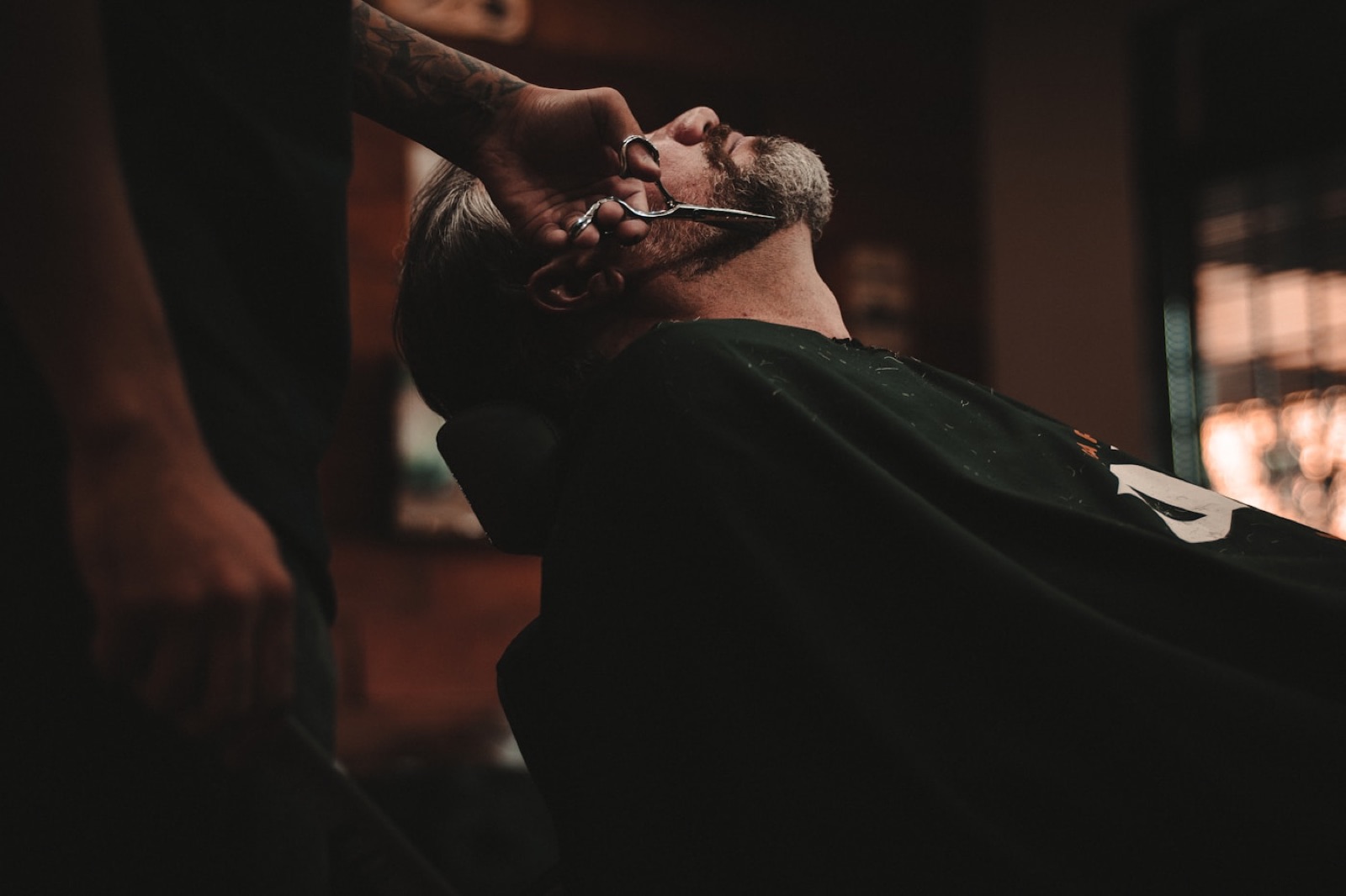 Portrait du barbier au travail, gros plan sur la main